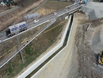 完成した水路をドローンで上空から撮影した画像