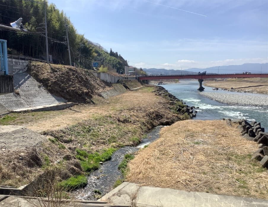川と堤防の画像